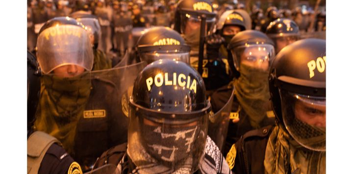 Imagen de policías vigilando una calle durante una protesta, en el centro de Lima, Perú. Las manifestaciones que vive el país mantienen como exigencia la renuncia de Dina Boluarte, el cierre del Congreso, el adelanto de las elecciones a este año y una Asamblea Constituyente.