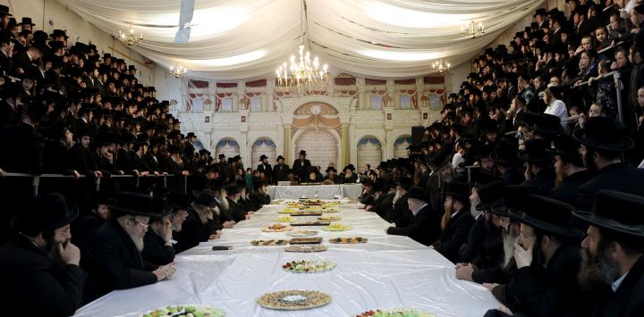Judíos ultraortodoxos celebran la fiesta de Tu Bishvat, o Año Nuevo Tress, en una sinagoga en la ciudad central israelí de Rehovot.