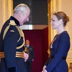 El Rey Carlos III reconoce a Stella McCartney ante su lucha por la moda sostenible 