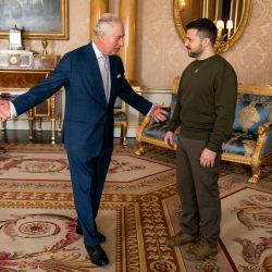 El rey Carlos III recibe al presidente de Ucrania, Volodymyr Zelensky, en el palacio de Buckingham, en Londres, antes de una audiencia durante su primera visita al Reino Unido desde la invasión rusa de Ucrania. | Foto:Aaron Chown / POOL / AFP