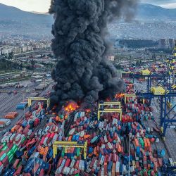Esta fotografía tomada y difundida por la agencia turca DHA (Demiroren News Agency) muestra humo saliendo de contenedores en llamas en el puerto de Iskenderun en Hatay, después de que un terremoto de magnitud 7,8 sacudiera el sureste del país. | Foto:Handout / DHA (Agencia de Noticias Demiroren) / AFP