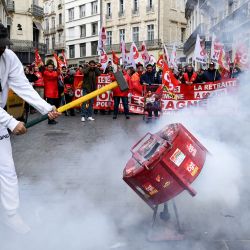 Un manifestante detona un petardo durante una manifestación en el tercer día de concentraciones organizadas en todo el país desde principios de año contra la impopular reforma de las pensiones en Montpellier, sur de Francia. | Foto:PASCAL GUYOT / AFP