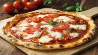 Pizzas de muzzarela, con jamón y morrones y napolitana 20230208