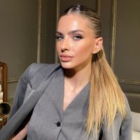 La China Suárez impactó con un look sastrero color gris