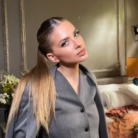 La China Suárez impactó con un look sastrero color gris