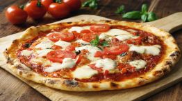 Pizzas de muzzarela, con jamón y morrones y napolitana 20230208