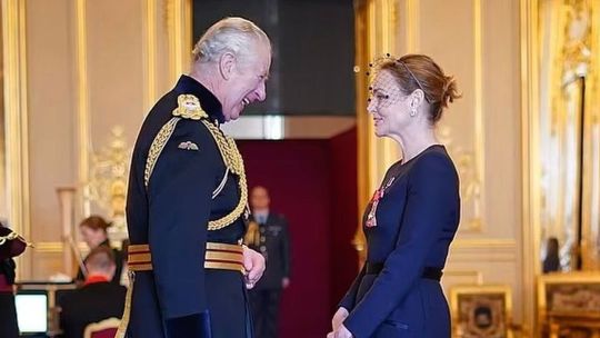 El Rey Carlos III reconoce a Stella McCartney ante su lucha por la moda sostenible 