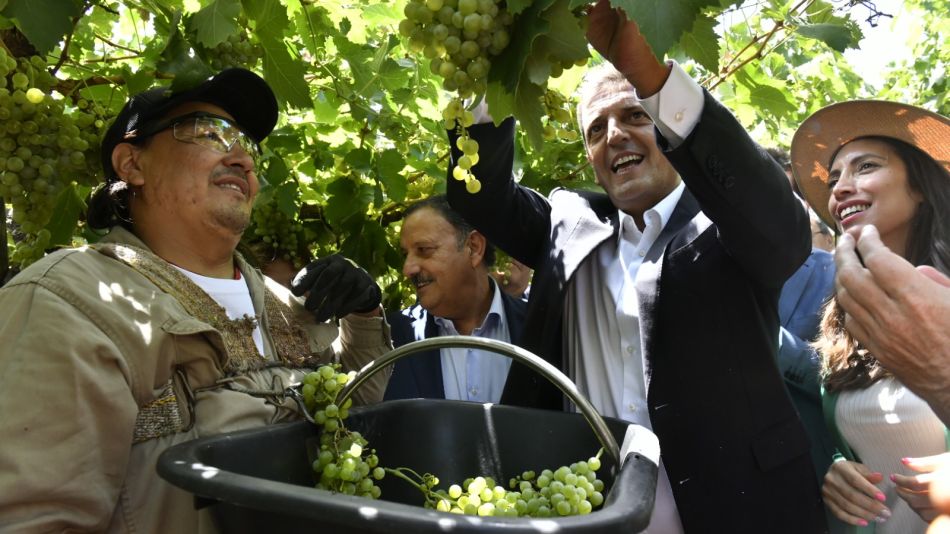 Sergio Massa con productores vitivinícolas de La Rioja.