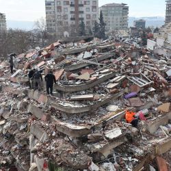 Civiles buscan supervivientes bajo los escombros de edificios derrumbados en Kahramanmaras, Turquía, cerca del epicentro del terremoto que sacudiera el sureste del país. | Foto:ADEM ALTAN / AFP
