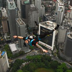 El saltador base Chris Mcdougall, de Australia, salta desde la cubierta abierta de 300 metros de altura de la emblemática Torre Kuala Lumpur de Malasia durante el International Tower Jump. | Foto:MOHD RASFAN / AFP