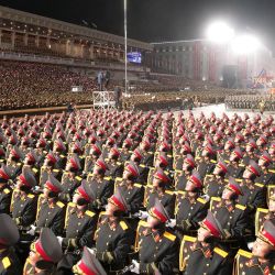 Esta foto muestra un desfile militar celebrando el 75 aniversario de la fundación del Ejército Popular de Corea en la Plaza Kim Il Sung en Pyongyang. | Foto:KCNA VIA KNS / AFP