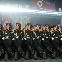 Esta foto muestra un desfile militar celebrando el 75 aniversario de la fundación del Ejército Popular de Corea en la Plaza Kim Il Sung en Pyongyang. | Foto:KCNA VIA KNS / AFP