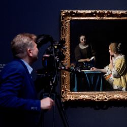 Foto de un cuadro del pintor holandés Johannes Vermeer titulado 'Ama y criada', en el Rijksmuseum de Ámsterdam. | Foto:JOHN THYS / AFP