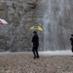 Israelíes posan para una foto cerca de una inundación repentina en las cascadas del Cañón de Qumran, en el desierto de Judea, cerca del Mar Muerto, tras las fuertes lluvias caídas sobre la región. | Foto:GIL COHEN-MAGEN / AFP