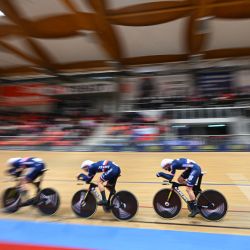 Los franceses Corentin Ermenault, Benjamin Thomas y Thomas Denis, compiten en la ronda clasificatoria de persecución por equipos masculina durante los Campeonatos de Europa de Élite en Pista UEC en Grenchen, Suiza. | Foto:SEBASTIEN BOZON / AFP