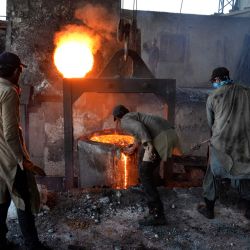 Obreros afganos trabajan en una fábrica de hierro en las afueras de la provincia de Kandahar. | Foto:Sanaullah Seiam / AFP