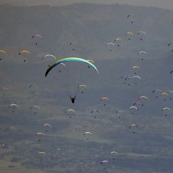 Pilotos compiten durante la séptima etapa de la Copa América de Parapente, en Roldanillo, departamento del Valle del Cauca, Colombia. | Foto:JOAQUIN SARMIENTO / AFP