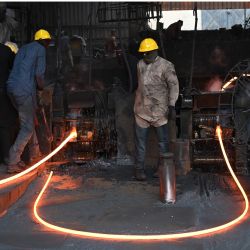 Trabajadores moldean barras de acero fundido en una acería de una zona industrial de Islamabad, Pakistán. | Foto:AAMIR QURESHI / AFP