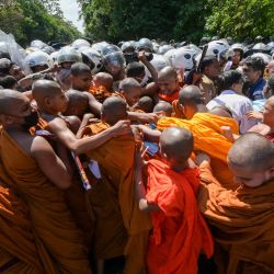 Un grupo de monjes budistas y manifestantes antigubernamentales se enfrentan a la policía cerca del Parlamento durante una protesta contra el plan del presidente Ranil Wickremesinghe de devolver poderes a la minoría tamil en virtud de la 13ª enmienda del país, en Colombo, Sri Lanka. | Foto:ISHARA S. KODIKARA / AFP