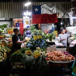 Una mujer observa los precios en un puesto de verduras en el mercado La Vega Central, en Santiago, capital de Chile. Chile registró una inflación mensual de 0,8 por ciento en enero pasado, arriba de lo esperado por los analistas del mercado (0,5 por ciento), con lo que acumuló 12,3 por ciento en 12 meses, informó el Instituto Nacional de Estadísticas. | Foto:Xinhua/Jorge Villegas
