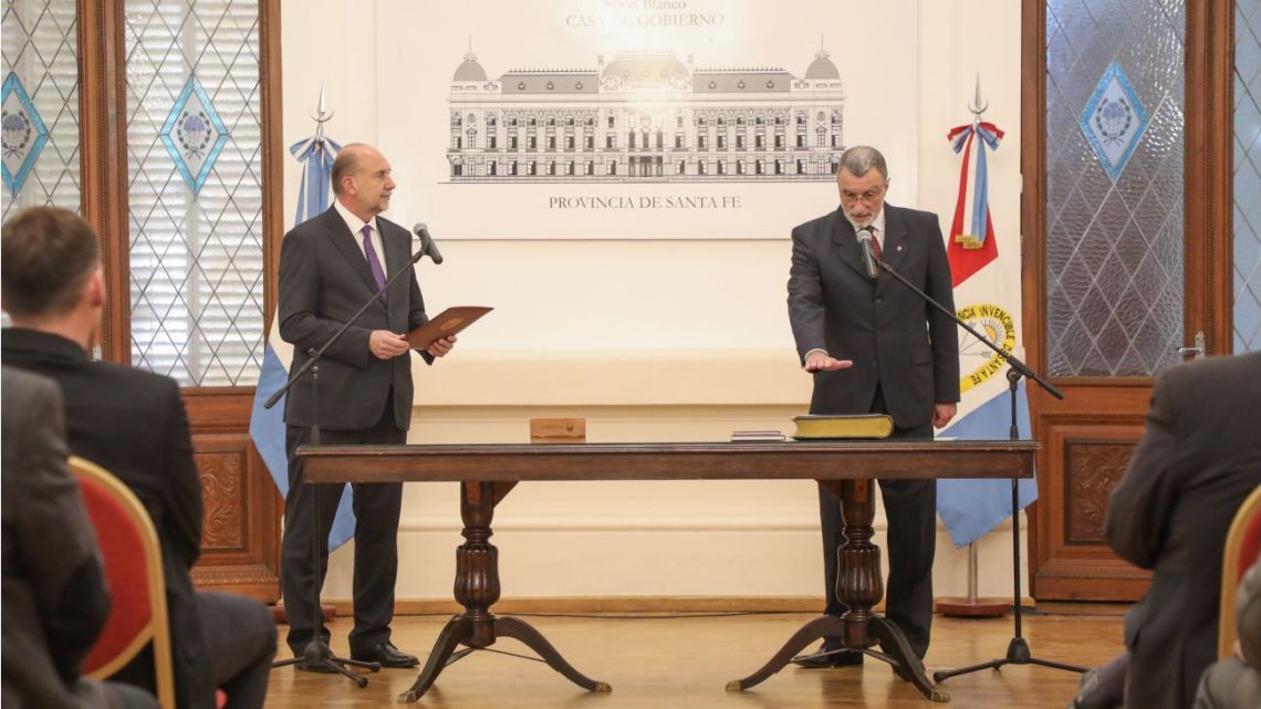 Ante la ola de violencia narco, echaron al ministro de Seguridad de Santa Fe