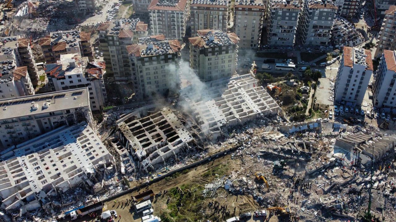Esta vista aérea muestra edificios derrumbados en Hatay, sureste de Turquía, después de que un fuerte terremoto sacudiera la región. | Foto:DHA (Agencia de Noticias Demiroren) / AFP