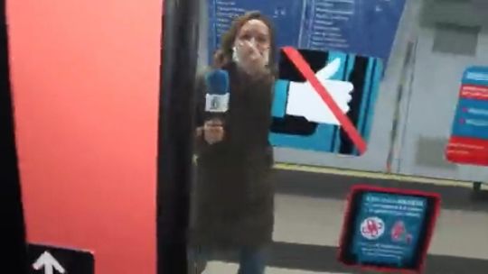 Video | Grababan una nota en el metro de Madrid, las puertas se cerraron y la reacción de la cronista se hizo viral