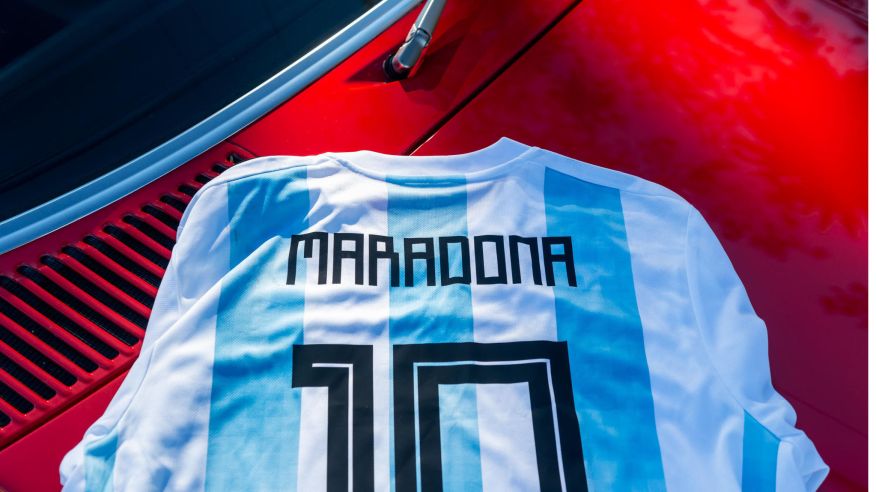 El Mercedes-Benz de Maradona triplicó su valor en Paris, pero no fue suficiente 