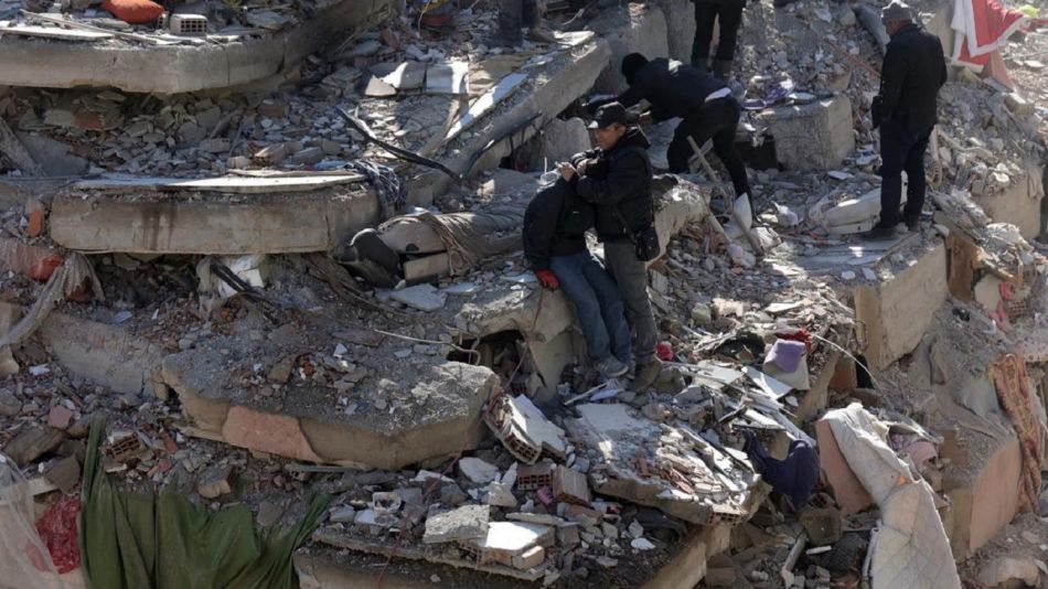 Rescatistas trabajan día y noche en Turquía y Siria para encontrar supervivientes del terremoto