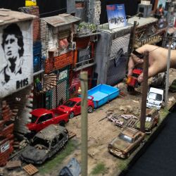 Imagen del artista y coleccionista argentino, Adrián Nash, colocando figuras en miniatura de tanques de aceite en una maqueta en su taller, en la ciudad de El Palomar. Un artista y coleccionista argentino se ha convertido en una verdadera sensación en el país sudamericano al recrear en miniatura los emblemáticos barrios populares que rodean a la ciudad de Buenos Aires, la capital del país. | Foto:Xinhua/Martín Zabala