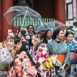 Mujeres vestidas con kimonos tradicionales se toman selfies en el templo Sensoji de Tokio. | Foto:YUICHI YAMAZAKI / AFP