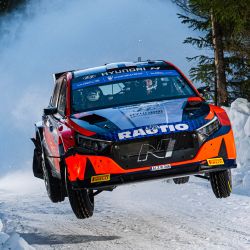 Teemu Suninen de Finlandia y su copiloto Mikko Markkula conducen su Hyundai i20 N durante la 2ª etapa del Rally de Suecia. | Foto:JONATHAN NACKSTRAND / AFP