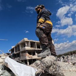 Un trabajador de rescate entre los escombros de un edificio en la ciudad de Jindayris, controlada por los rebeldes, días después de que un terremoto sacudiera Turquía y Siria. | Foto:RAMI AL SAYED / AFP