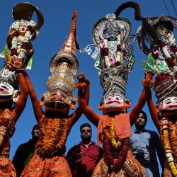 Devotos vestidos de cuerpo entero para parecerse al dios mono hindú Hanuman participan en una procesión en Amritsar, India. | Foto:Narinder Nanu / AFP
