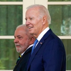 El presidente estadounidense Joe Biden y el presidente brasileño Luiz Inacio Lula da Silva caminan hacia el Despacho Oval para una reunión en la Casa Blanca en Washington, DC. | Foto:Alex Brandon / POOL / AFP