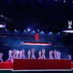 La cantante barbadense Rihanna actúa durante el espectáculo del descanso de la Super Bowl LVII entre los Kansas City Chiefs y los Philadelphia Eagles en el State Farm Stadium de Glendale, Arizona. | Foto:TIMOTHY A. CLARY / AFP
