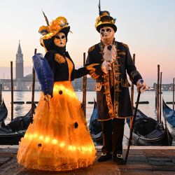 Personas enmascaradas con trajes tradicionales de carnaval posan durante el carnaval de Venecia, Italia. | Foto:MIGUEL MEDINA / AFP