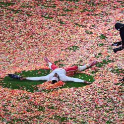 Un jugador de los Kansas City Chiefs celebra la victoria en la Super Bowl LVII entre los Kansas City Chiefs y los Philadelphia Eagles en el State Farm Stadium de Glendale, Arizona. | Foto:ANGELA WEISS / AFP