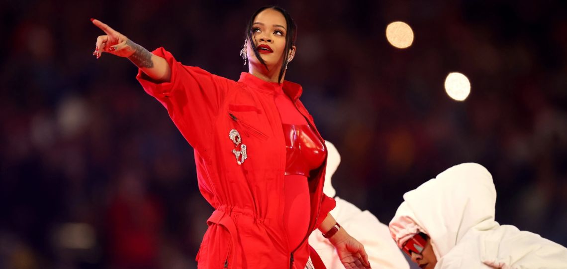 Rihanna en el Super Bowl 2023: razones y nombres detrás de su impactante “red look”