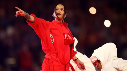 Rihanna en el Super Bowl 2023: razones y nombres detrás de su impactante “red look”