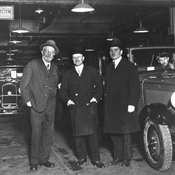 André Citroën, en el centro, posa junto a Edouard Michelin (parado a la derecha de Citroën), quien fuera el gran proveedor de neumáticos de la compañía automotriz francesa. 
