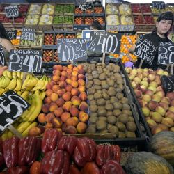 Frutas y verduras a la venta en un puesto del Mercado Central de Buenos Aires. - El programa "Precios Justos", que regula los precios y fue acordado entre el Gobierno argentino y los empresarios como medida para combatir la inflación, ha registrado recientemente una subida de precios. | Foto:JUAN MABROMATA / AFP