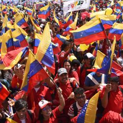 Personas ondean banderas nacionales venezolanas durante una marcha con motivo del Día Nacional en la Juventud, en Caracas, Venezuela. | Foto:Xinhua/Marcos Salgado