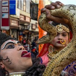 Un artista vestido como el dios hindú - lord Shiva sostiene una serpiente mientras participa en una procesión en Amritsar, India. | Foto:Narinder Nanu / AFP
