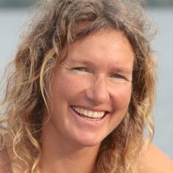Kirsten Neuschafer primera mujer en navegar el mundo