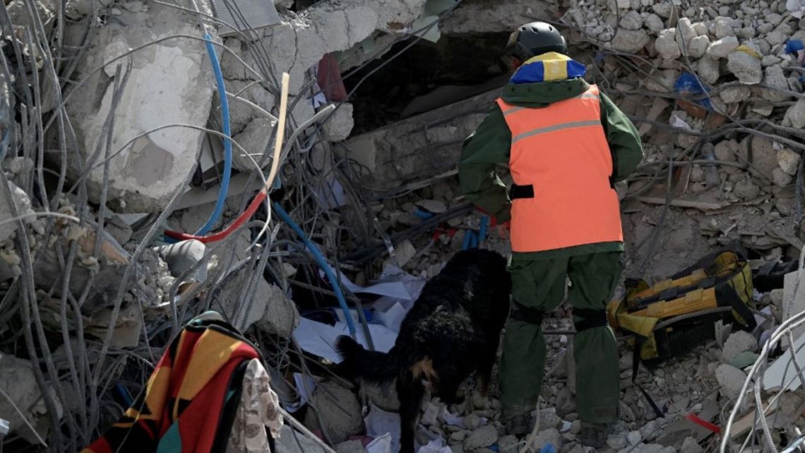 Earthquake in Turkey they rescued three people who spent almost 198