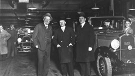 André Citroën, en el centro, posa junto a Edouard Michelin (parado a la derecha de Citroën), quien fuera el gran proveedor de neumáticos de la compañía automotriz francesa.