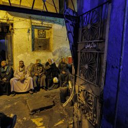 Egipcios asisten a una celebración en el exterior de la mezquita Sayeda Zainab de El Cairo con motivo del cumpleaños de la nieta del profeta Mahoma, Zeinab. | Foto:KHALED DESOUKI / AFP
