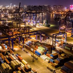 Esta foto aérea muestra contenedores de transporte marítimo en el puerto de Haikou, en la provincia meridional china de Hainan. | Foto:AFP