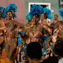 Imagen de integrantes de una comparsa participando en el Desfile de Llamadas en el marco del Carnaval de Uruguay, en Montevideo, capital de Uruguay. Uruguay vibra al ritmo de los tambores con las comparsas de candombe en el tradicional Desfile de Llamadas, una de las fiestas culturales más importantes del país sudamericano. | Foto:Xinhua/Nicolás Celaya